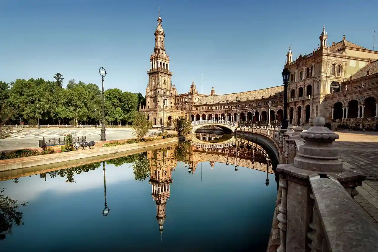 Mejores épocas del año para entrenar pádel y visitar Sevilla